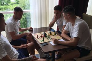 JAČAJU TIMSKI DUH: Ovako fudbaleri Srbije provode slobodno vreme na pripremama za Mundijal