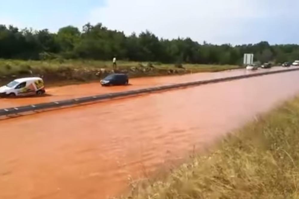 POTPUNI KOLAPS U ISTRI: Bujice od pola metra napravile haos vozačima, automobili zaglavljeni u vodi i blatu (VIDEO)