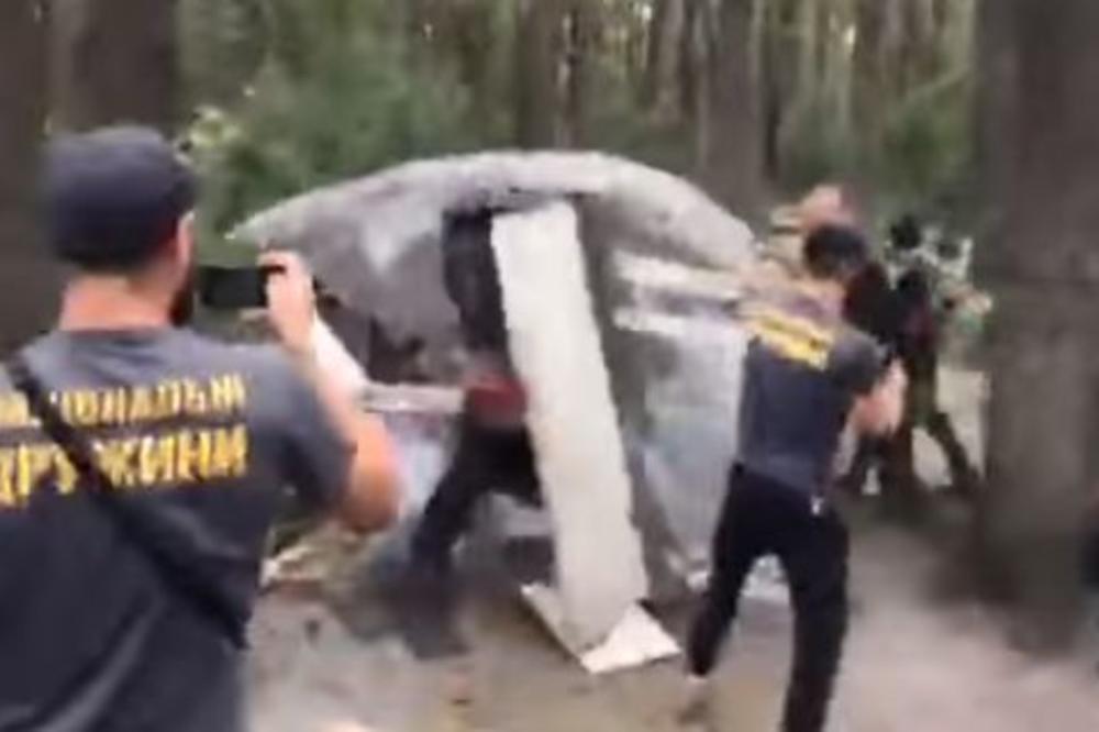 UKRAJINSKI DESNIČARI UDARILI NA ROME: Sekirama srušili kamp u centru Kijeva, pa se pohvalili na Fejsbuku (VIDEO)