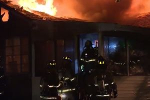 STRAVIČNA EKSPLOZIJA U TINEJDŽERSKOM KAMPU U NJUJORKU: 14 dece povređeno, vatrogasci gasili požar 40 minuta! (VIDEO)