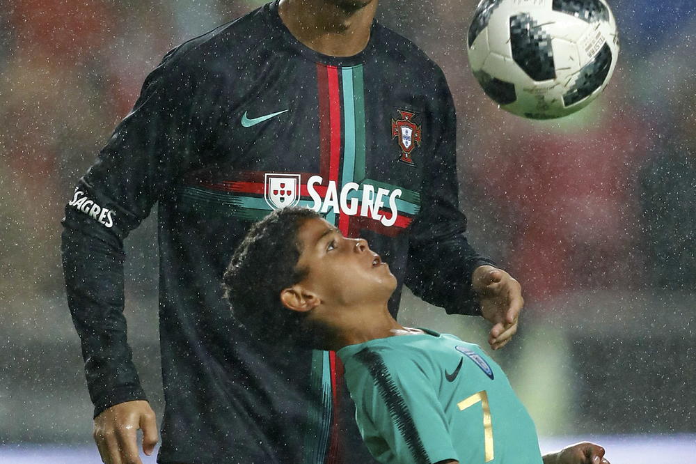 KRISTIJANO JUNIOR ZASENIO SLAVNOG OCA: Pogledajte majstoriju Ronaldovog sina na ispraćaju Portugalaca na Mundijal (VIDEO)