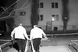 NISU ZNALI DA IH SNIMAJU KAMERE: Rus umro od votke, dva prijatelja ga zamotala u tepih i odvukla, a veoma brzo im se to obilo o glavu (UZNEMIRUJUĆI VIDEO 18+)