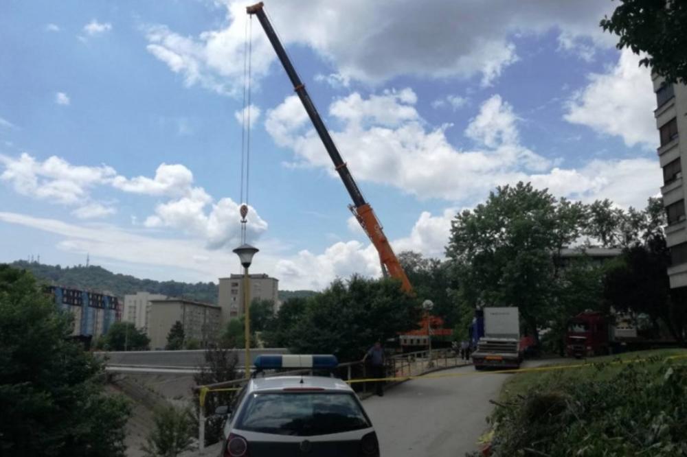 TEŠKA NESREĆA NA GRADILIŠTU U TUZLI: Radnik poginuo, 2 teško povređena u rušenju konstrukcije mosta (FOTO)