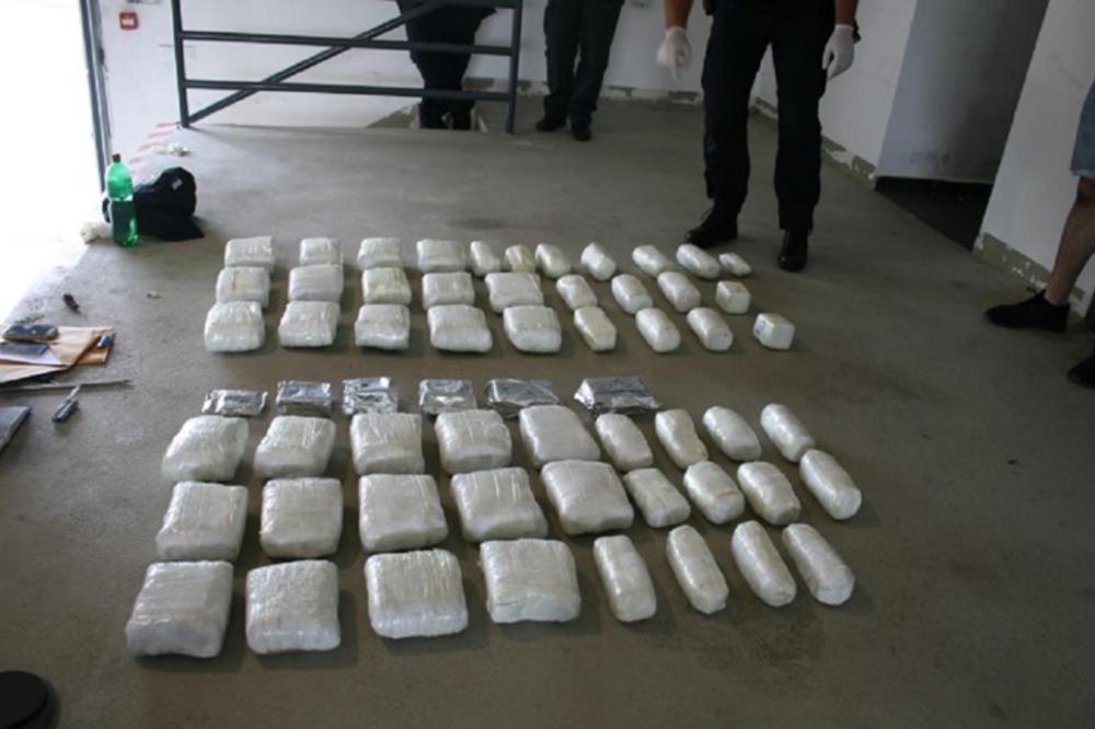 VELIKA ZAPLENA HRVATSKIH CARINIKA: U Karasovićima i Slavonskom Brodu pronašli 64 kg marihuane i 5,5 kg hašiša