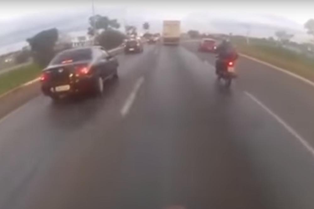 HOROR NA AUTO-PUTU! NI PRSTOM NIJE STIGAO DA MRDNE: Točak koji se otkačio sa automobila udario motociklistu u glavu i ubio ga (UZNEMIRUJUĆI VIDEO)
