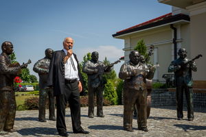 Bronzane statue 8 tamburaša u prirodnoj veličini od sad krase Vinariju Zvonko Bogdan na Paliću (FOTO)
