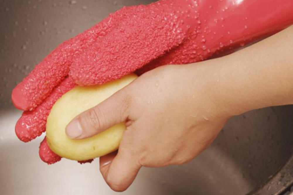 KORISNI TRIKOVI: Kako da očistite mlade krompiriće za manje od 10 sekundi i da vam ruke ostanu čiste?