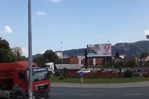 ZBOG CENE GORIVA BLOKIRANA BiH: Najveći odziv bio u Banjaluci, protest održan i u Sarajevu i Tuzli, za naredne dane najavljen nastavak protesta (VIDEO)