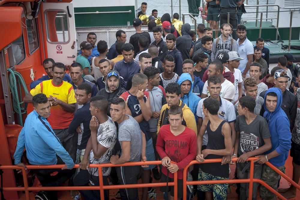 NE PRIMAJU IH NI ITALIJA, NI MALTA! OSTALI ZAROBLJENI NA MORU: Brod sa 629 migranata nema gde da pristane! Među njima i deca i trudnice!
