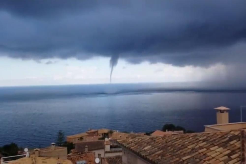 ZASTRAŠUJUĆI PRIZORI: Snimili tornado kako ide ka obali popularnog letovališta (VIDEO)