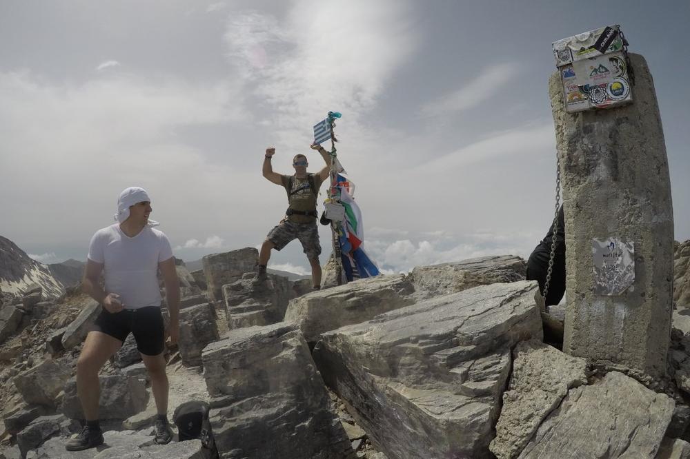 NA OLIMPU SE ZAVIJORILA ZASTAVA NAŠIH KOMŠIJA: Crnogorski planinari osvojili najpoznatiju grčku planinu