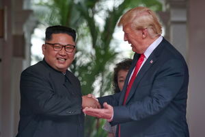 TRENUTAK ZA ISTORIJU Rukovali se Tramp i Kim Džong-un: Put dovde nije bio lak... Bilo je prepreka, ali smo ih savladali (VIDEO)