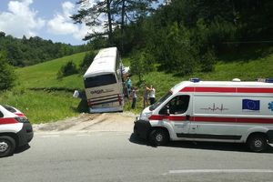 NESREĆA NA PUTU ZLATIBOR-NOVA VAROŠ: Autobusu otkazale kočnice, pa umesto da skrene produžio pravo preko kanala, 3 putnika povređena