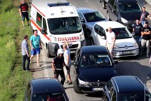 NEVIĐENA BAHATOST U BANJALUCI: Vozači u protestu nisu hteli da propuste vozilo Hitne pomoći (VIDEO)