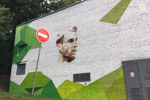RUSI POŠTUJU SRBINA: Mural posvećen Banetu Ivanoviću osvanuo u blizini baze Orlova (KURIR TV)