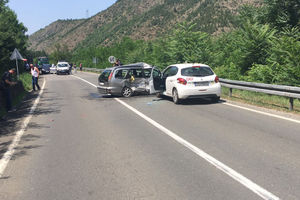 JOŠ JEDNA STRAVIČNA NESREĆA KOD RAŠKE: Žena nastadala u sudaru dva automobila (FOTO)