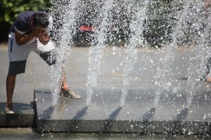 NE ZABORAVITE NAOČARE ZA SUNCE I PRAVAC BAZEN: Danas toplo i sparno, temperatura do 35 stepeni! Večeras opet ZAHLAĐENJE