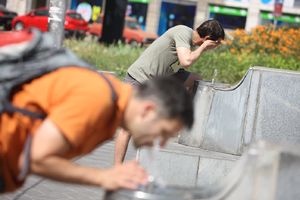 DIŠEMO NA ŠKRGE OD RANOG JUTRA: Utorak širom Srbije sunčan i veoma topao, svuda po Beogradu cisterne sa vodom