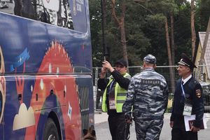 POSEBNE MERE OBEZBEĐENJA ZA ORLOVE: Pogledajte kako ruska kontradiverziona jedinica sa psima pregleda autobus pred trening reprezentacije Srbije (FOTO)