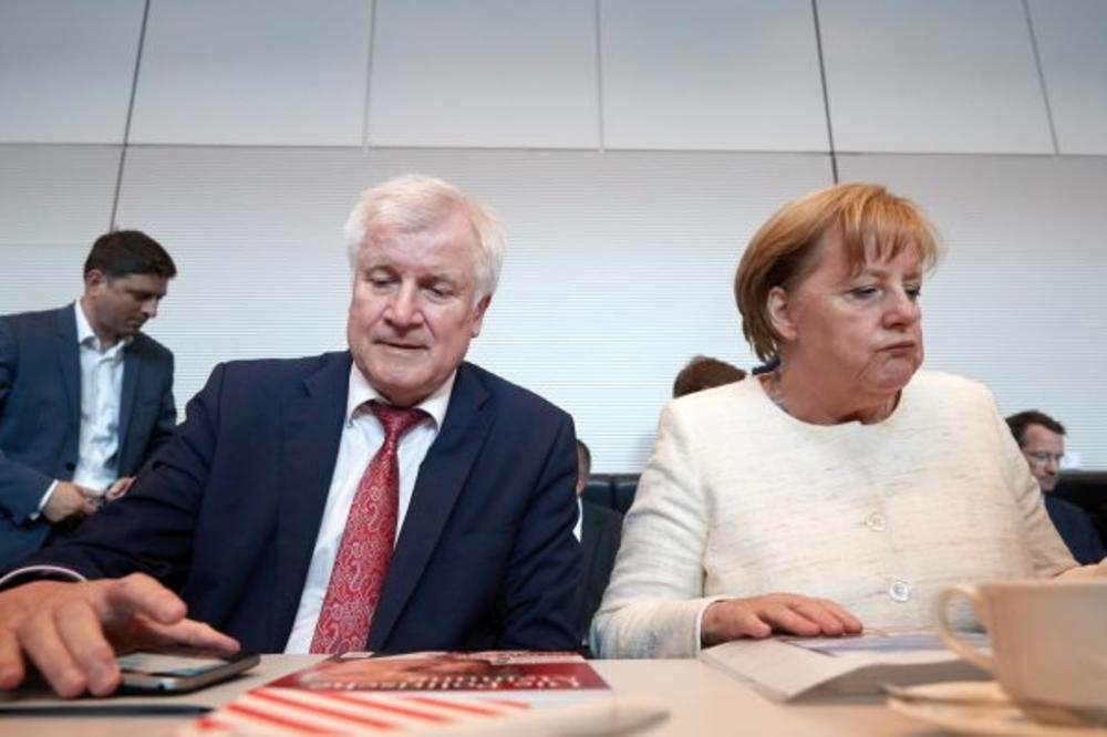 KRIZA U NEMAČKOJ NA VRHUNCU: Glavni partner Merkelove i ministar policije ponudio OSTAVKU