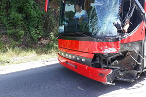 SUDAR AUTOBUSA I PUTNIČKOG VOZILA KOD UŽICA: Vozač "korse" preminuo u bolnici, dve žene lakše povređene