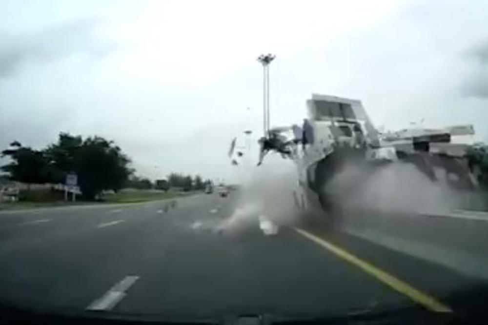 KAMERE UHVATILE STRAVIČAN TRENUTAK NA PUTU: Ovaj zastrašujući snimak pokazuje zašto uvek treba vezivati pojas (UZNEMIRUJUĆI VIDEO)