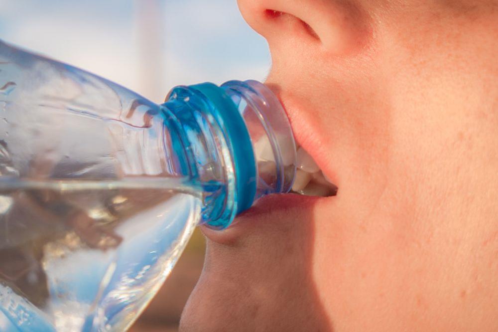 POLA SRBIJE OVO RADI, A NE ZNAJU DA IZAZIVA SMRT: Ove bolesti prete ako pijete iz plastične flaše