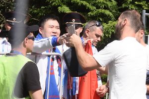 NIJE MOGAO DA POVERUJE! Kinez je zamolio Baneta Ivanovića za selfi, a ono što je uradio srpski fudbaler ostavilo je navijača u šoku (KURIR TV)