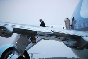 TRAMP ZA 5 DANA OBIŠAO CELU PLANETU, ALI BUKVALNO: Predsednik Amerike prešao 38.000 KILOMETARA, proveo 42 sata u vazduhu i bio budan 25! (VIDEO)