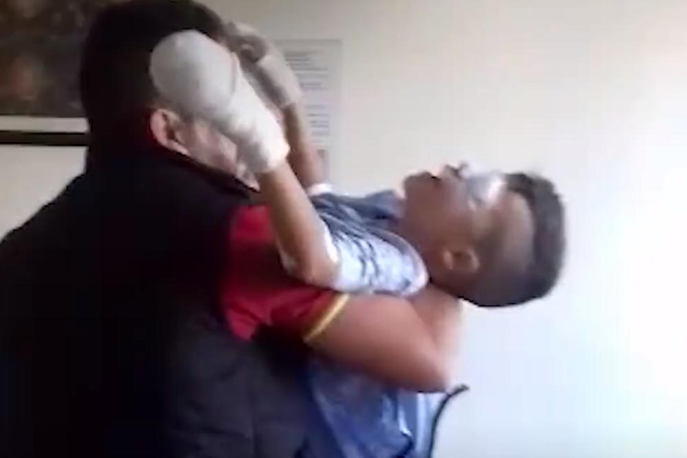OVO JE NEŠTO NAJTUŽNIJE ŠTO ĆETE DANAS VIDETI: Dečak se budi posle operacije i shvata da je POTPUNO SLEP! Ni otac ne može da ga smiri! (VIDEO)