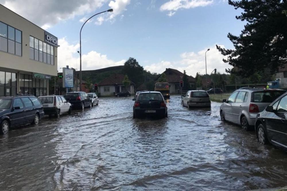 STIGLO NEVREME U NIKŠIĆ: Grad veličine lešnika padao čitav sat, ulice poplavljene, nestajalo i struje (VIDEO)