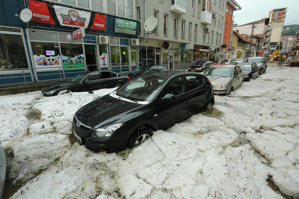 VOZAČI, OPREZ NA PUTEVIMA ZBOG OLUJE U SRBIJI: Ako naiđete na jako nevreme, parkirajte na sigurnom i sačekajte