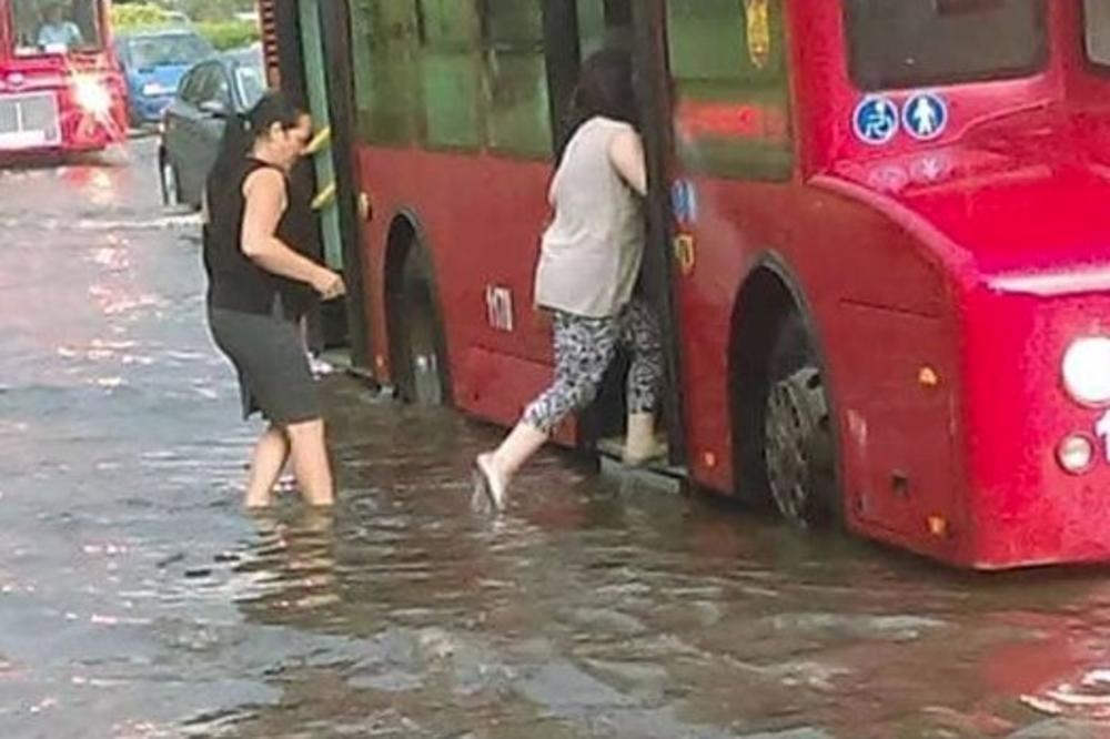 SKOPLJE POTOPLJENO: Ulazak u autobus je nemoguća misija, a pogledajte kako čekaju gradski prevoz (FOTO)