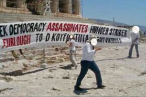 GRČKI ANARHISTI PODRŽALI TERORISTU: Protest podrške osuđenom ekstremisti na Akropolju