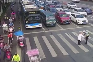 POTEZ KOJI JE ODUŠEVIO CEO SVET: Ovaj dekica nije mogao da pređe prometnu ulicu, ali onda se pojavio spasilac i uradio NEŠTO FENOMENALNO (VIDEO)