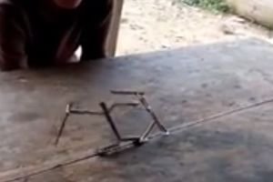 NE TREBA IM NI KOMP, NI MOBILNI! Uz pomoć bambusa, metala i magneta, klinci napravili vrhunsku igru! (VIDEO)