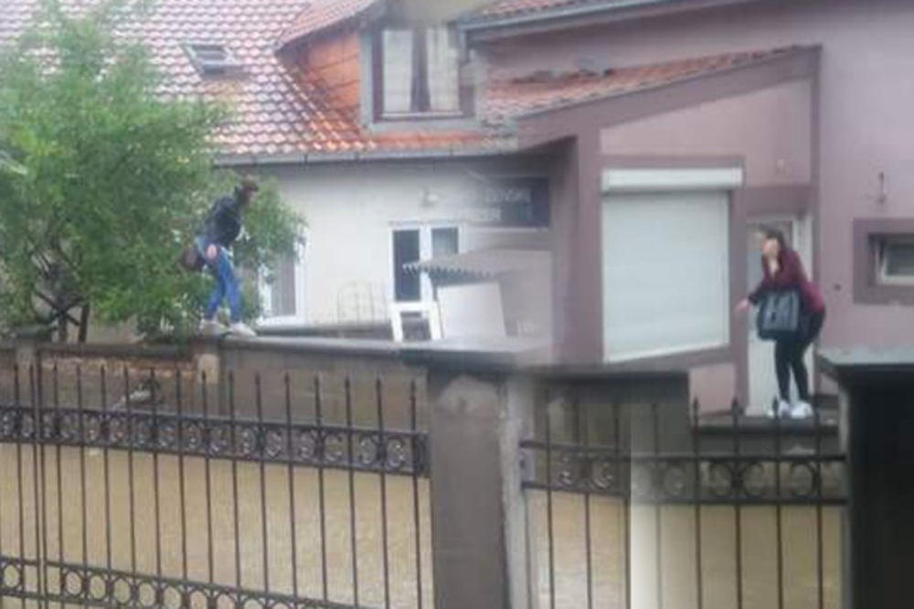HAOS U BEOGRADSKOM NASELJU: Kanalizacija pliva ulicom, meštani hodaju po ogradama, širi se nesnosan smrad (FOTO)