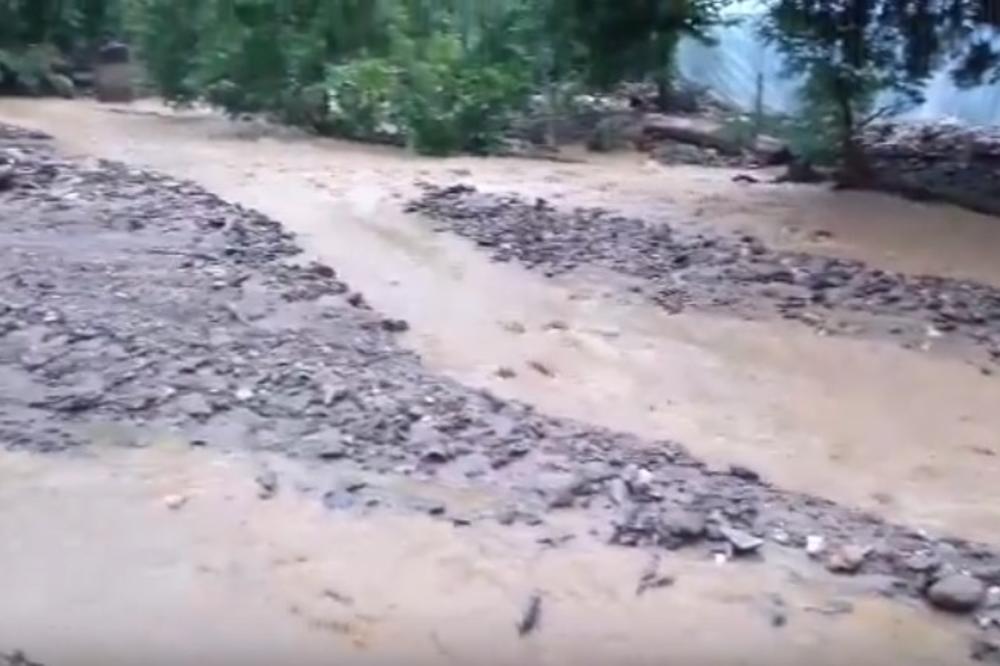 OVAKO JE POPLAVA PROTUTNJALA KROZ ALEKSINAČKA SELA: Voda nosial sve pred sobom, ostalo blato i pustoš (VIDEO)
