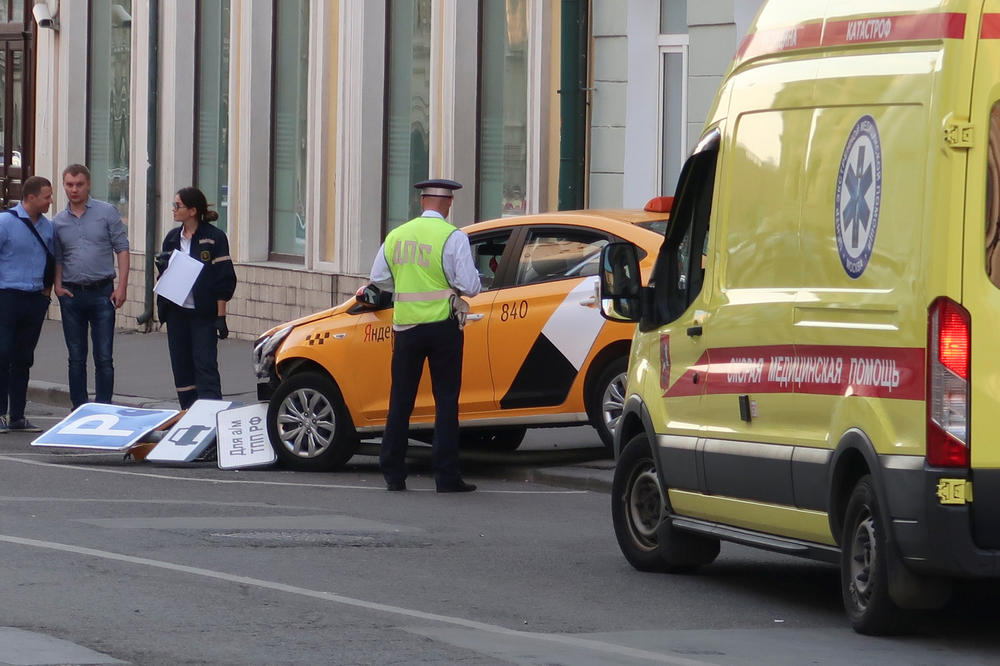 HOROR! LJUDI SU VRIŠTALI I BEŽALI: Ovako je pomahnitali vozač uleteo u navijače u Moskvi (UZNEMIRUJUĆI VIDEO)