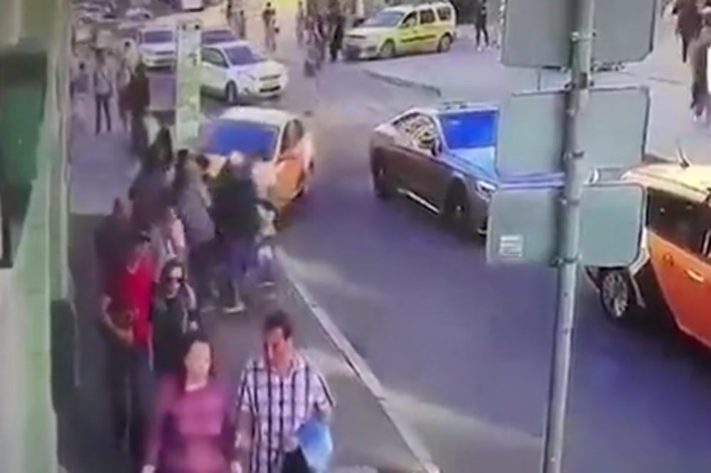 ZASTRAŠUJUĆE! PROCUREO NOVI SNIMAK NAPADA U MOSKVI: Evo kobnog trenutka kada taksista uleće u pešake (UZNEMIRUJUĆI VIDEO)