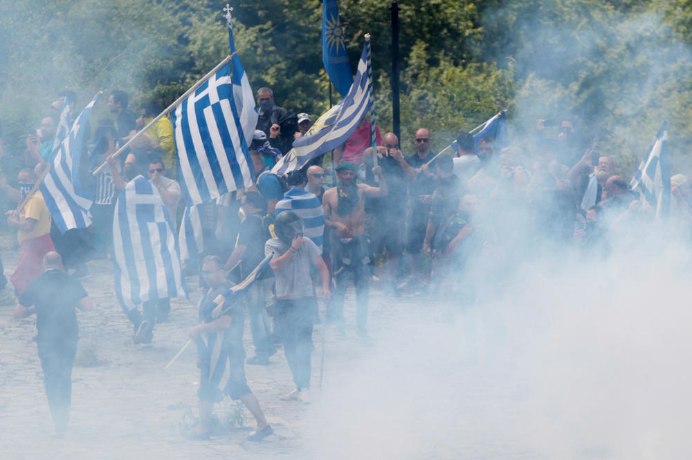SUZAVCEM NA GRČKE DEMONSTRANTE: Pokušali da ometaju potpsivanje sporazuma Grčke i Makedonije, autobusima stigli iz Soluna na Prespansko jezero (FOTO)