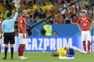 PRLJAVO, SAMO PRLJAVO! Cilj je bio zaustaviti Nejmara, pa makar ga iscepali i prebili! Švajcarci nisu štedeli zvezdu Brazila, udarali ga kako su stigli! (FOTO)