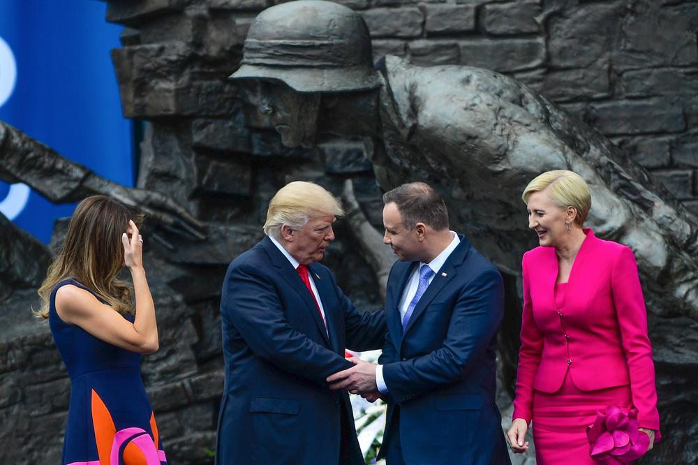 TRAMPOV IZRAZ LICA GOVORI SVE: Prva dama Poljske BRUTALNO iskulirala predsednika SAD, a njegova reakcija je HIT! (VIDEO)