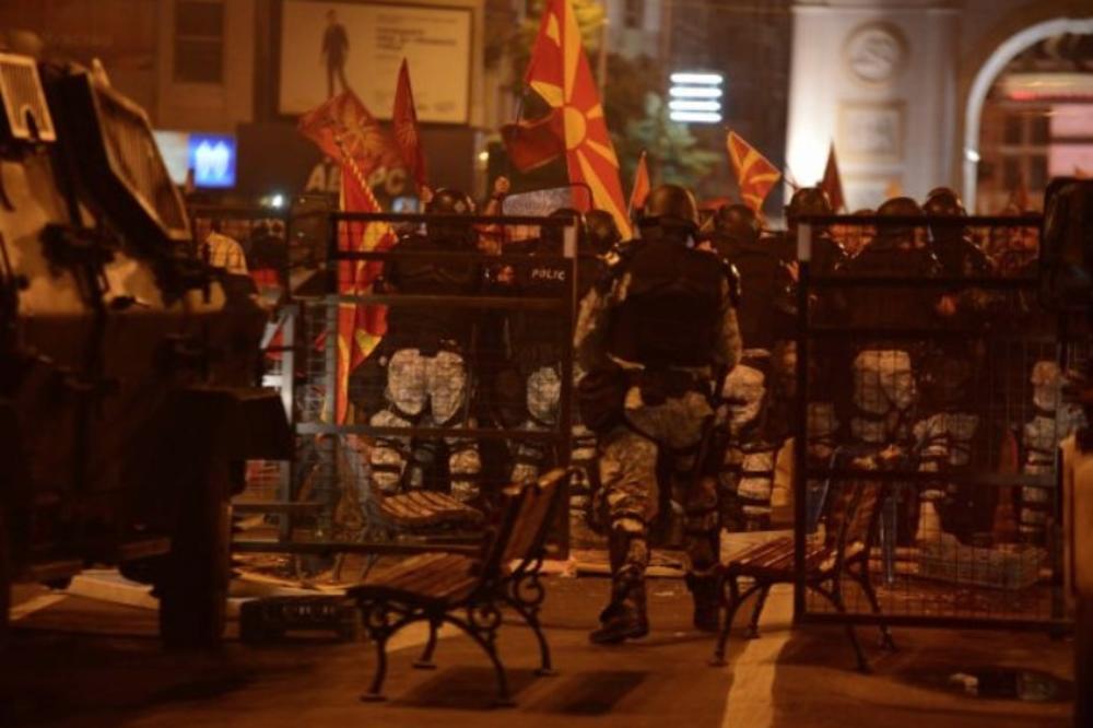 POLICIJA SPREČILA UPAD U SOBRANJE: Posle nasilinih protesta pred zgradom makedonskog parlamenta mirno
