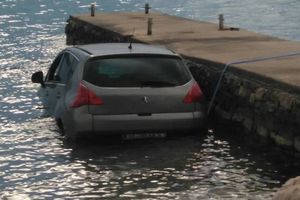 ZABORAVIO DA POVUČE RUČNU: Automobil završio u Jadranskom moru zbog jedne greške!