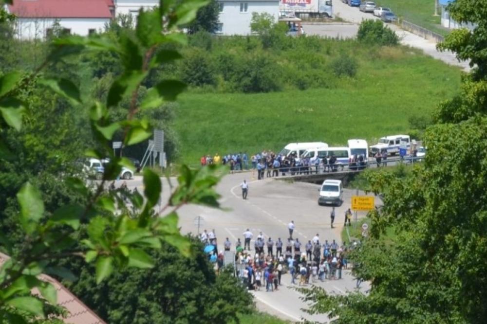 NOVA DRAMA U BIH: Granična policija Hrvatske zatvorila prelaz Velika Kladuša, migranti zaustavljeni 200 metara od granice! (VIDEO)