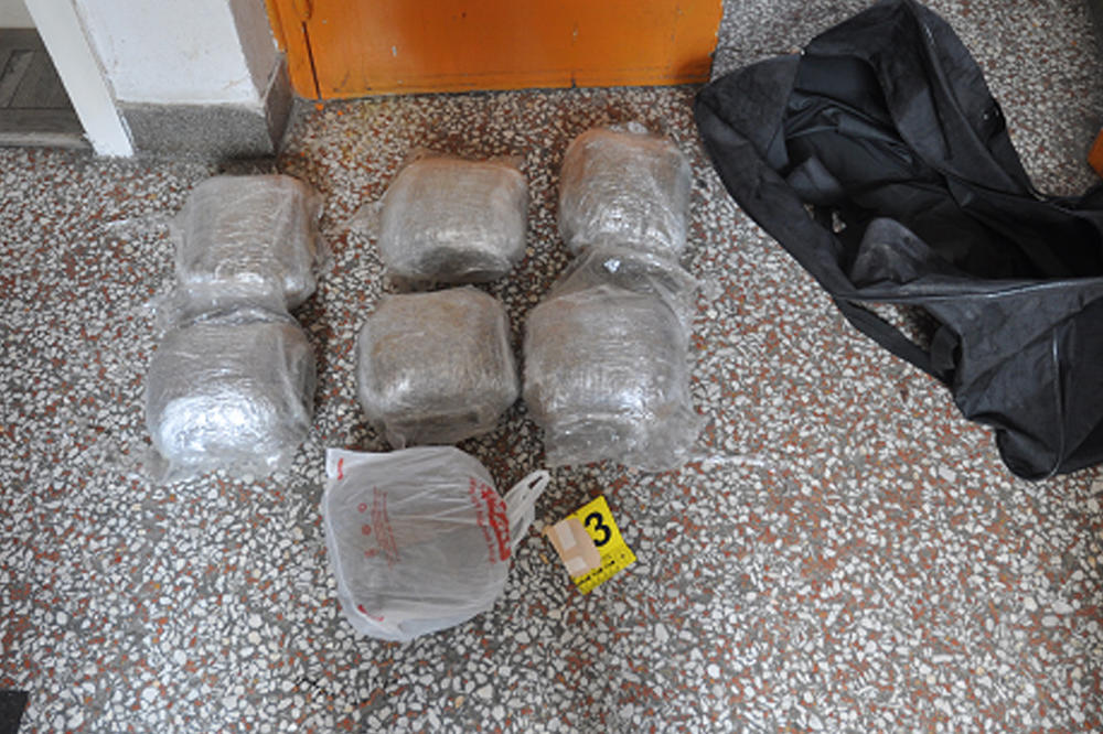 ZAPLENJENO 10 KILOGRAMA MARIHUANE U BEOGRADU: Uhapšene tri osobe, vrednost droge oko 1,2 miliona dinara