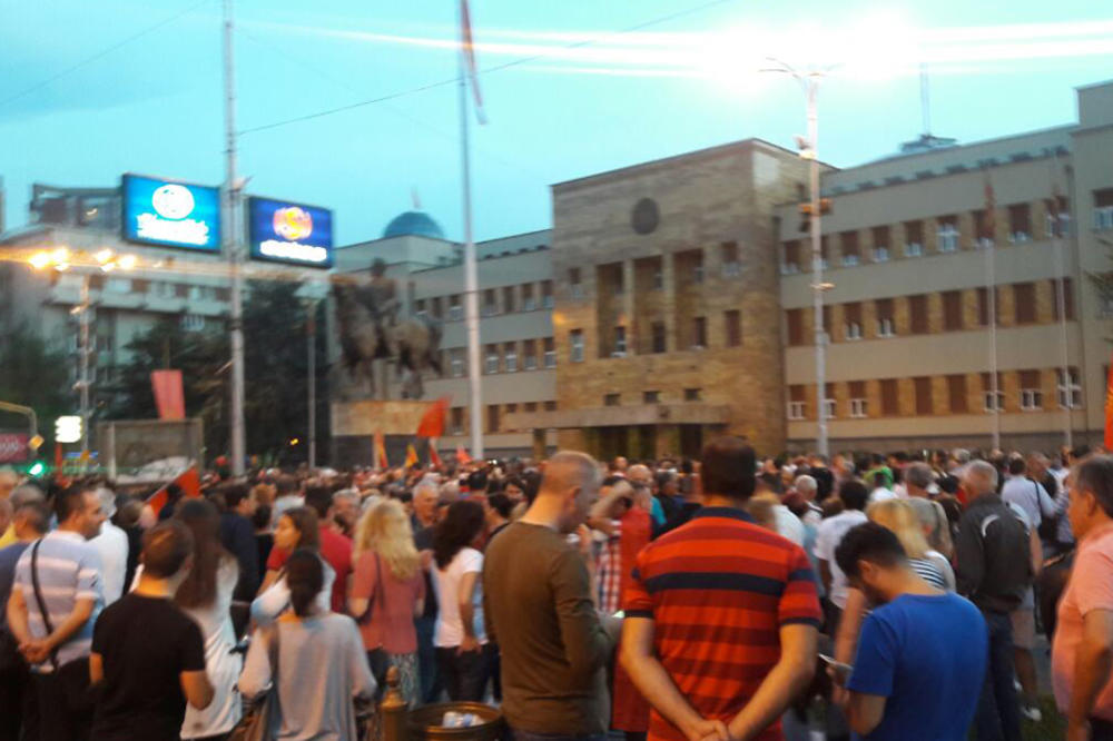 NOVI PROTEST ISPRED MAKEDONSKOG SOBRANJA: Blokiran skopski bulevar, predsednik Ivanov glavni junak