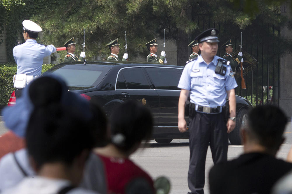 POLICIJA NA SVAKOM KORAKU, SUMNJA SE DA JE STIGAO ON: Žestoko obezbeđenje u Pekingu zbog misterioznog putnika (FOTO)