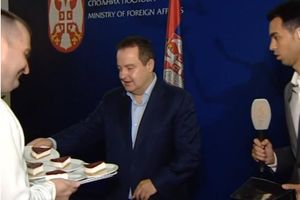 DAČIĆ ODUŠEVIO U JUTARNJEM PROGRAMU: U jednom trenutku je uzeo kolač i počastio novinara,  a onda otkrio zbog čega mu je danas POSEBAN DAN! (VIDEO)